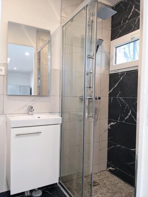 רומנוויל Grande Maison Renovee A 7 Min Du Metro מראה חיצוני תמונה
